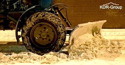 Уборка снега трактором