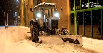 Уборка снега трактором