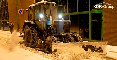 Уборка снега трактором